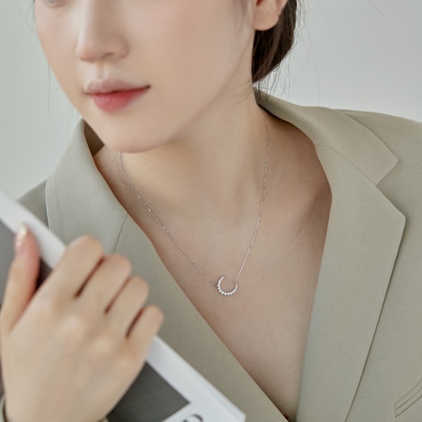 S925纯银白色圆锆镶嵌月牙形月亮吊坠简约高级感项链