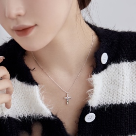 韩版INS小众轻奢设计感褶皱肌理十字架撞色锆石项链纯银S925女