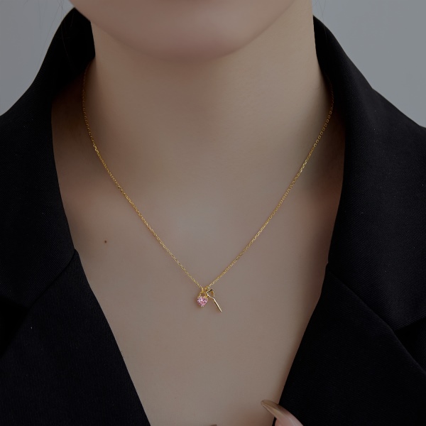 S925纯银粉色心形爱心锆石镂空钥匙吊坠简约设计精致小巧项链