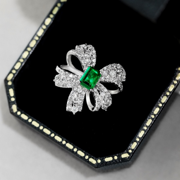 「格调 Stylish 系列」S925纯银绿色长方形锆石白色圆锆镶嵌镂空蝴蝶结设计精致时尚戒指