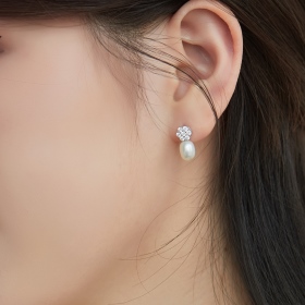 「星珠 Star Pearl系列」S925纯银淡水珍珠白色圆锆小巧花朵造型小众设计优雅小巧精致耳钉