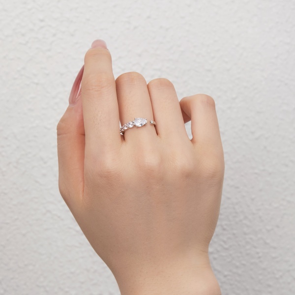 「莹光 Dazzling系列」S925纯银白色梨形水滴锆石白色圆锆镶嵌蛇形设计开口可调节简约高级戒指