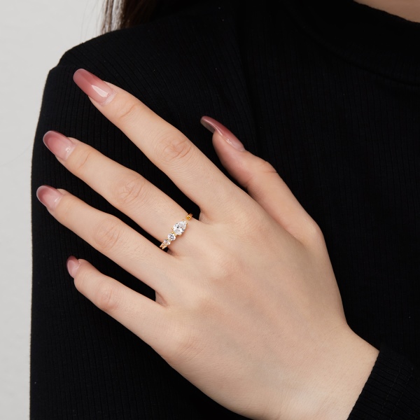 「莹光 Dazzling系列」S925纯银白色梨形水滴锆石白色圆锆镶嵌蛇形设计开口可调节简约高级戒指