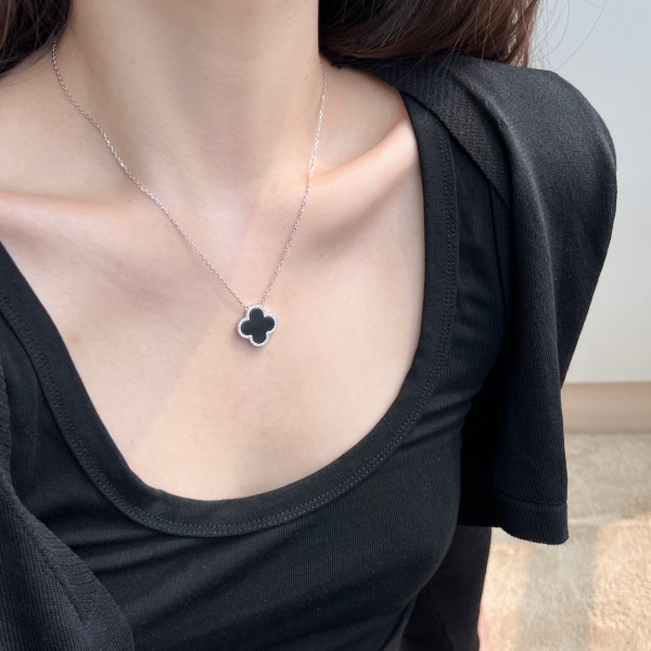 S925纯银四叶草黑玛瑙白色圆锆镶嵌简约时尚小众高级感项链