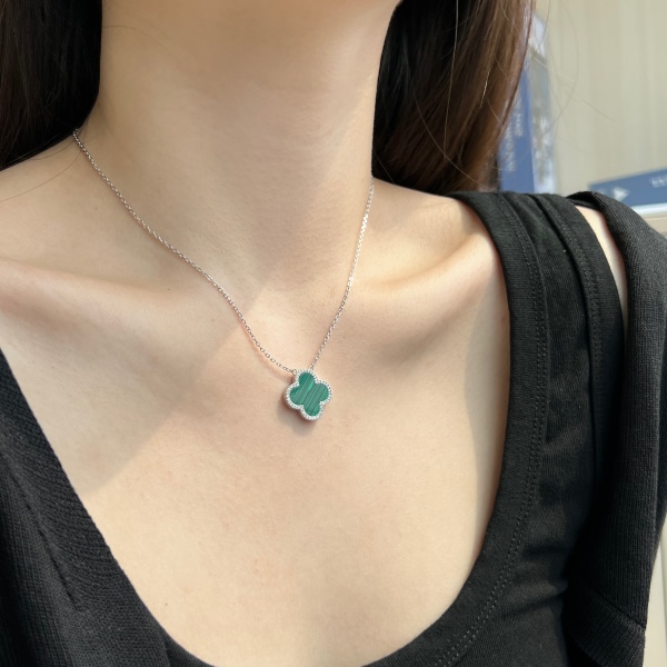 S925纯银四叶草绿色孔雀石白色圆锆镶嵌简约时尚小众高级感项链