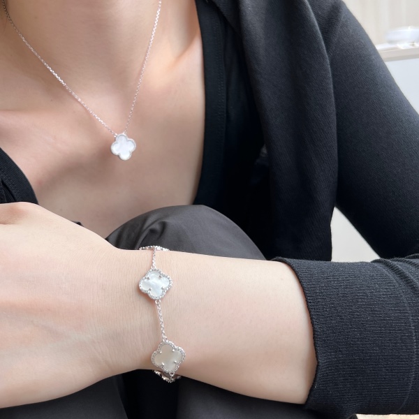 S925纯银四叶草白贝壳白色圆锆镶嵌简约时尚小众高级感项链