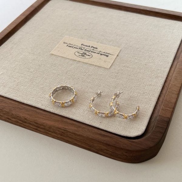 银S925白色圆镐镶嵌电镀分色交叉设计半圆形耳环简约轻奢