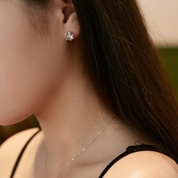 「格调 Stylish 系列」S925纯银白色圆锆镶嵌太阳花设计简约时尚小众耳钉