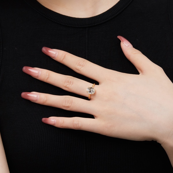 「莹光 Dazzling系列」鹅黄色椭圆形白G色简约设计单主石戒指